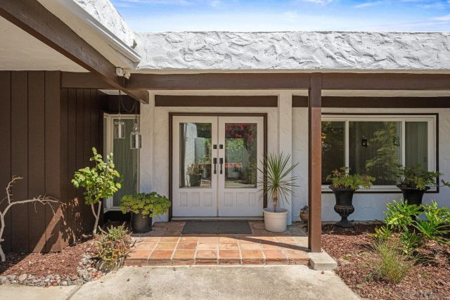 a view of entrance front of the house