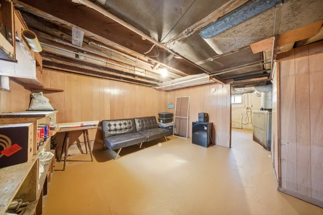 a view of livingroom with furniture