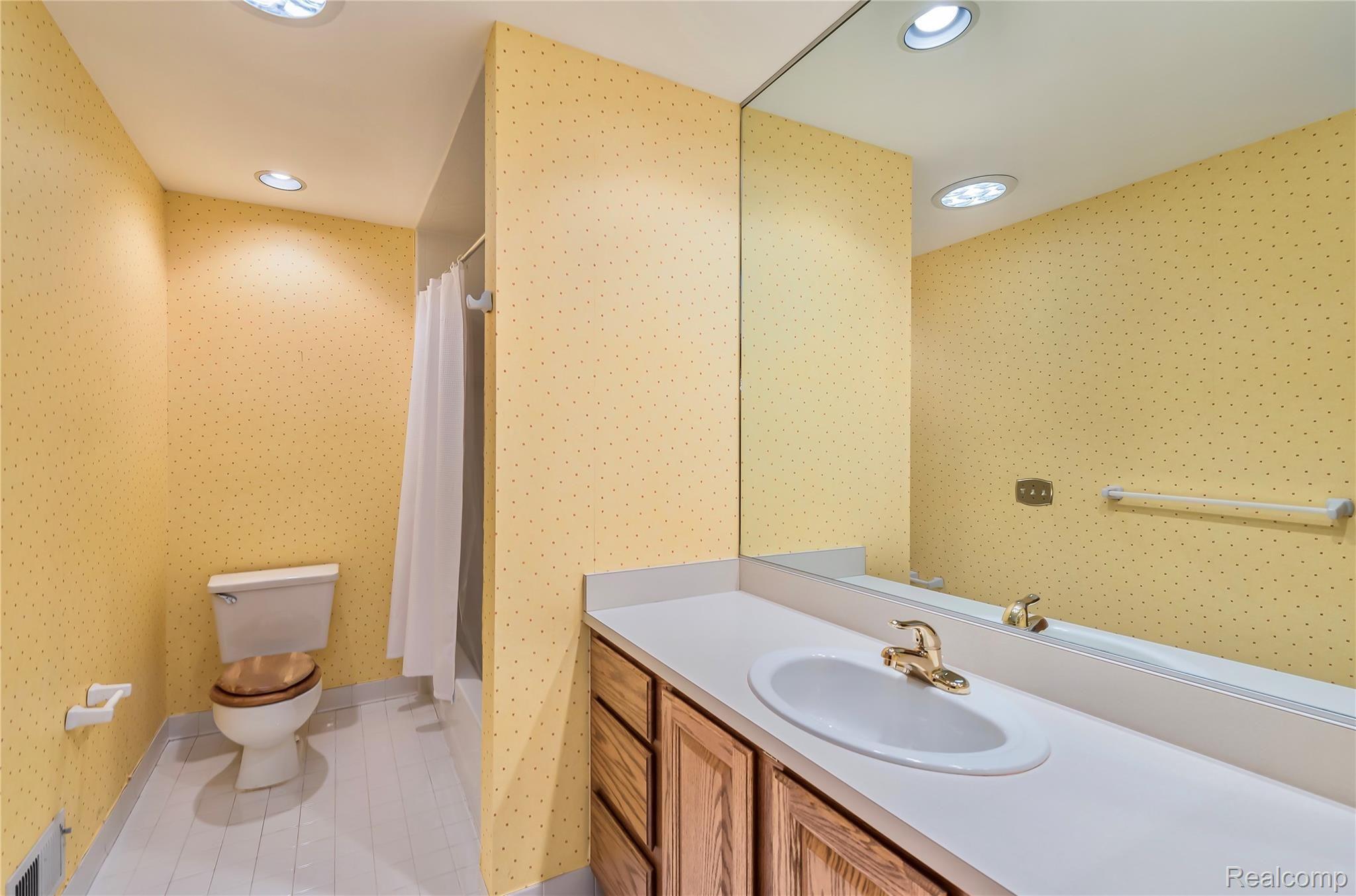 2199 London Bridge Drive Rochester, MI 48307 - Photo 10 of 18 Guest Bath