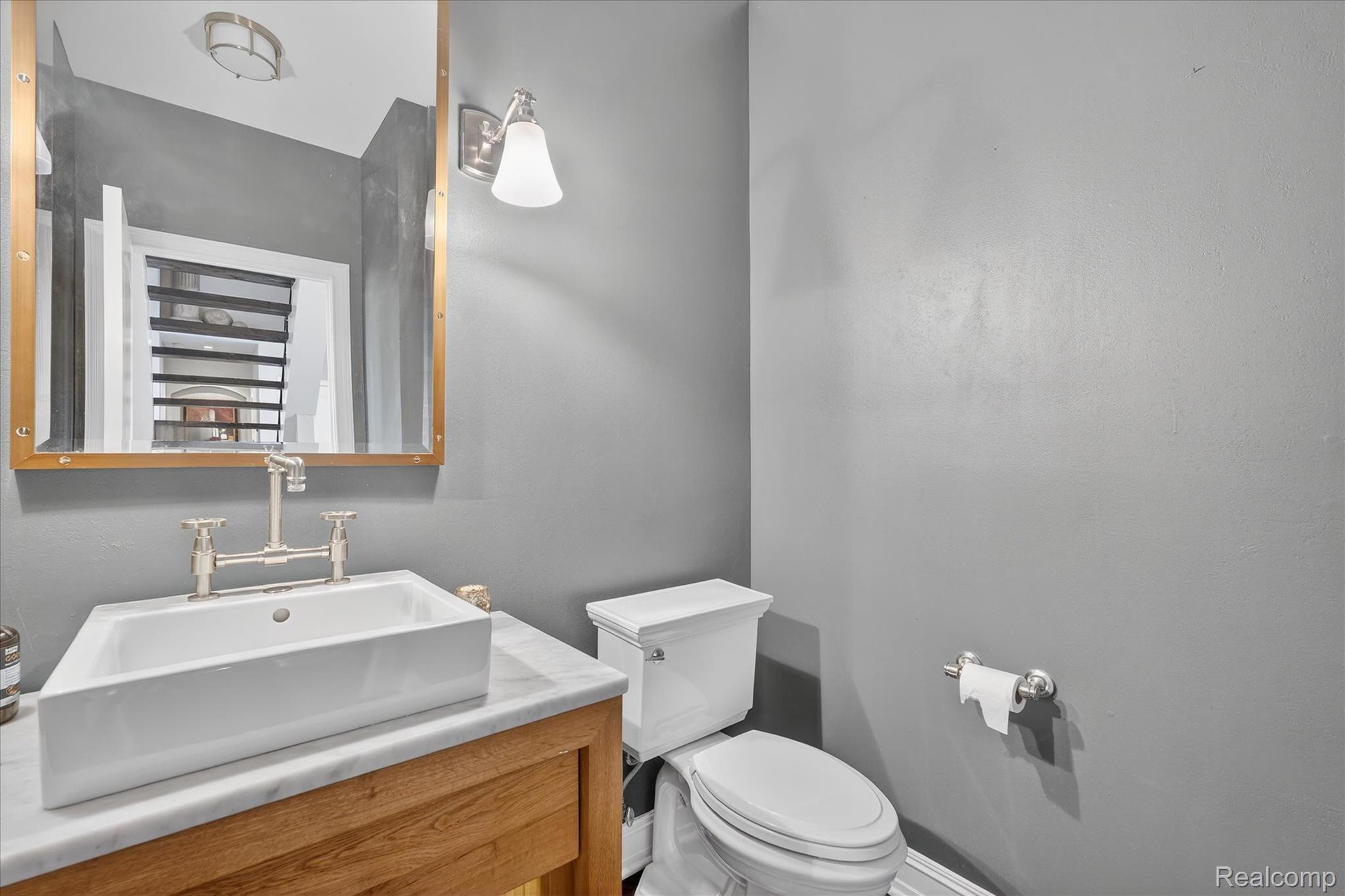 6932 Oakhurst Ridge Road Clarkston, MI 48348 - Photo 28 of 78 Bathroom with vanity and toilet