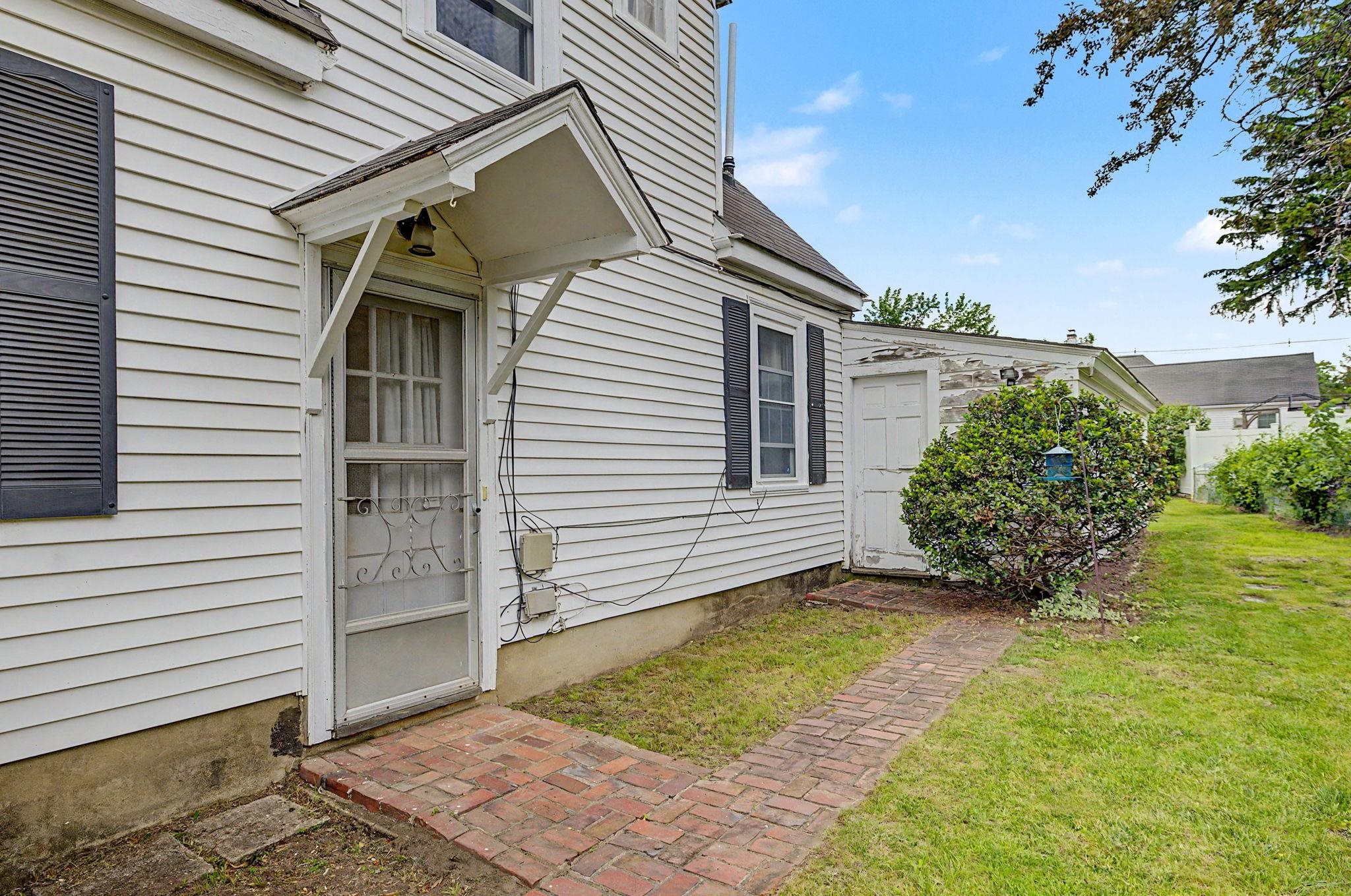 171 Kenney Street Manchester, NH 03103 - Photo 5 of 60