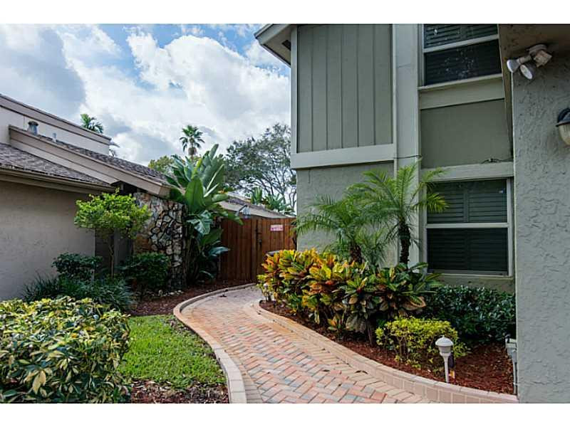 67 Hickory Road, Unit 67 Hollywood, FL 33021 - Photo 33 of 34 Exterior Front.