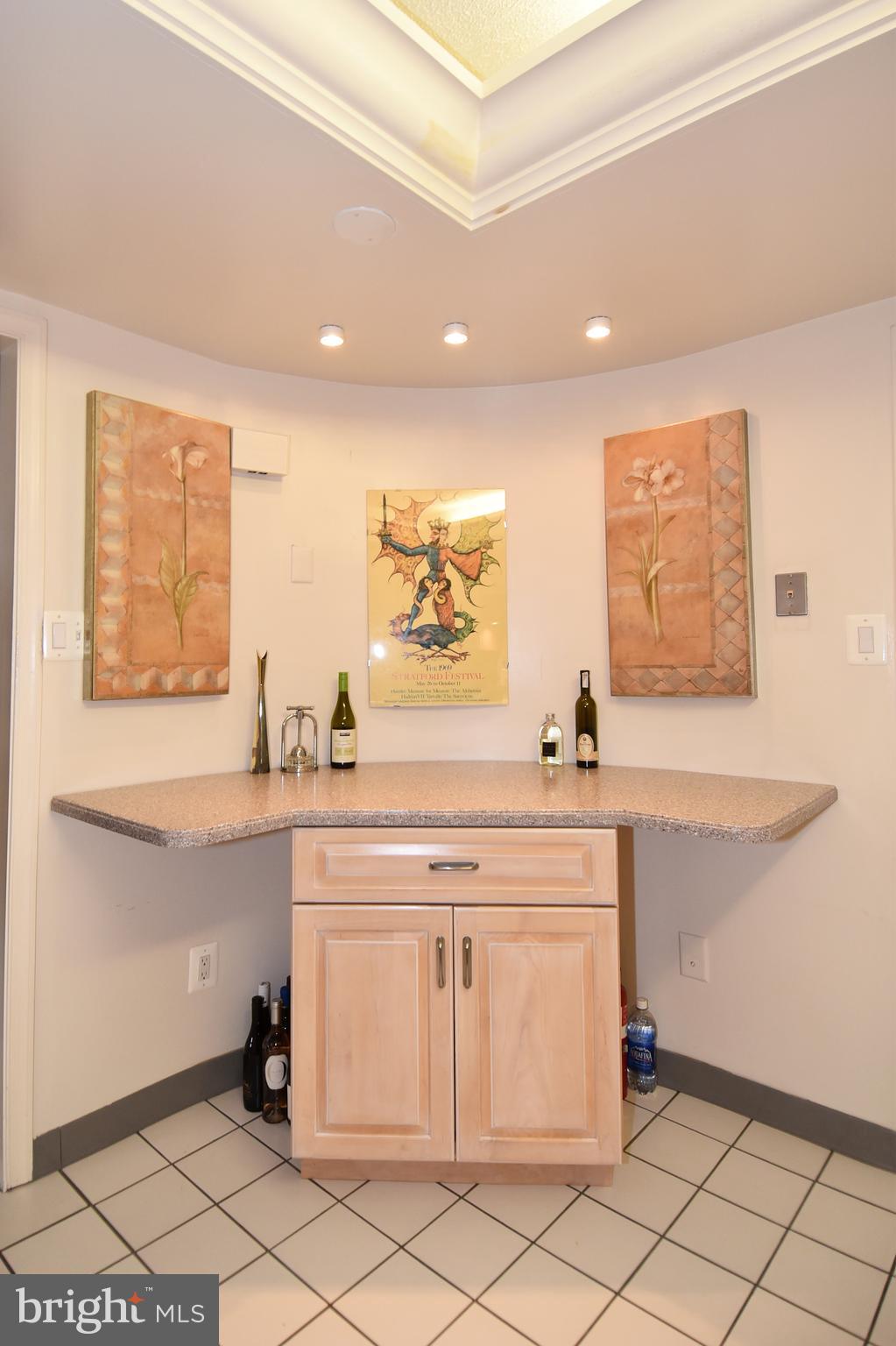 1101 South Arlington Ridge Road, Unit 903 Arlington, VA 22202 - Photo 18 of 66 Kitchen - Eat in Breakfast Bar