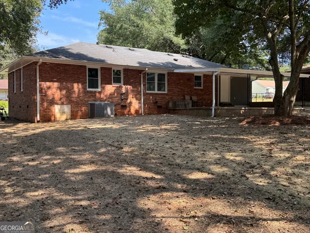a view of a house with backyard