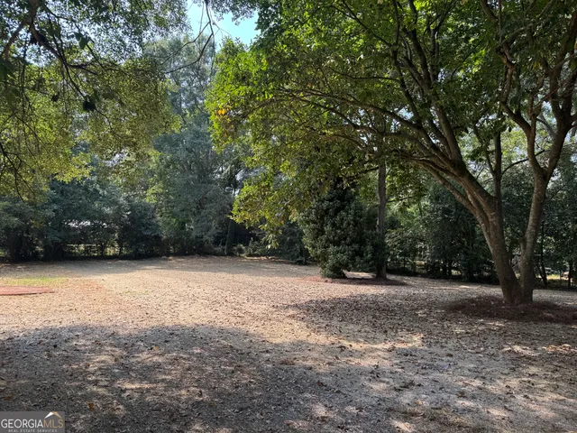 a view of a house with backyard and porch