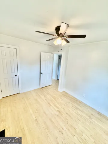 a view of empty room with ceiling fan