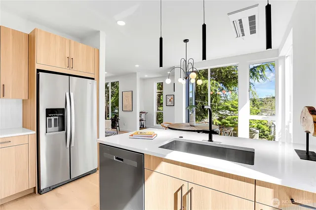 $1,043,000 | 627 West Emerson Street, Seattle, WA 98119