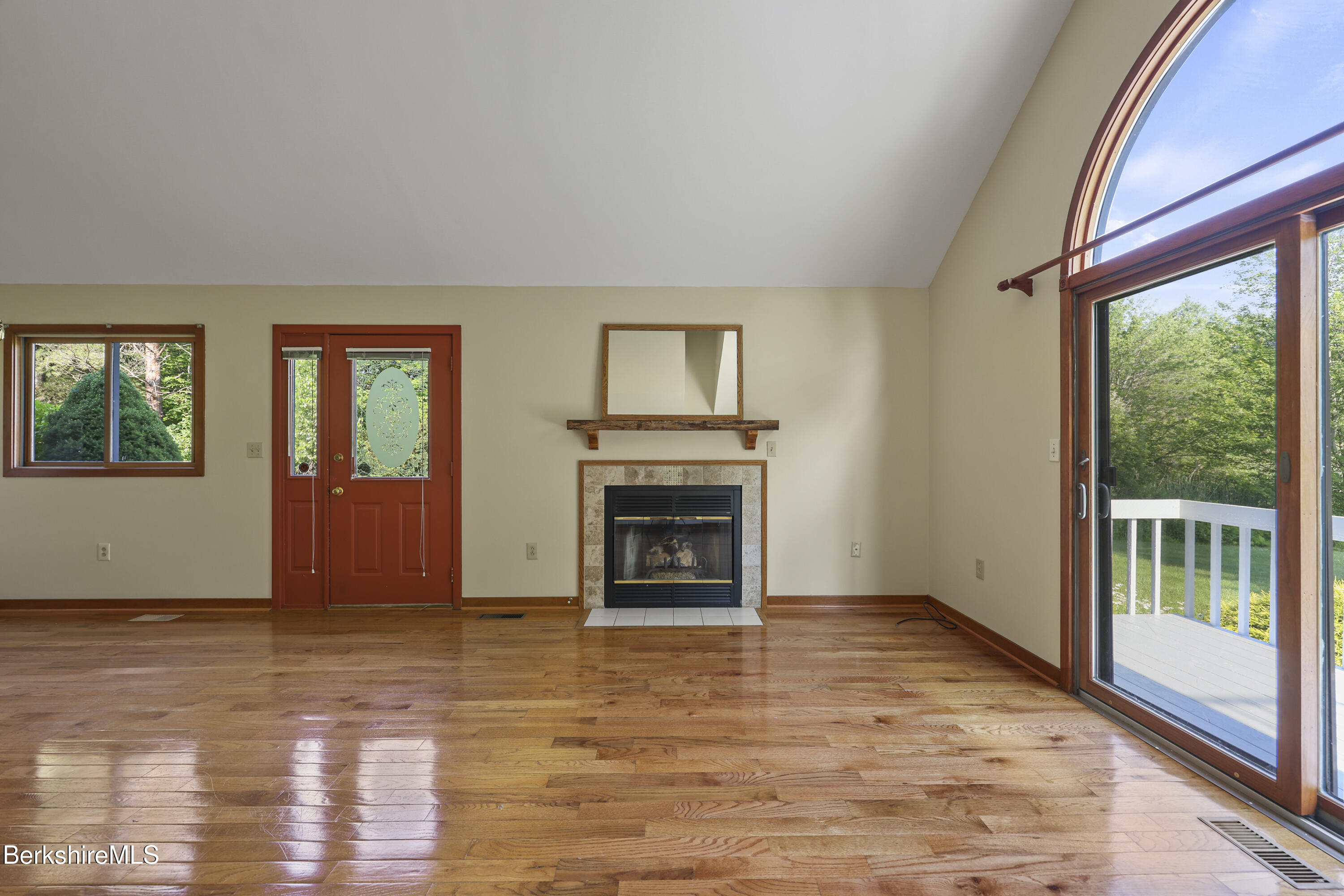 Pondview Drive, Unit H2 Pittsfield, MA 01201 - Photo 8 of 31 Living Room
