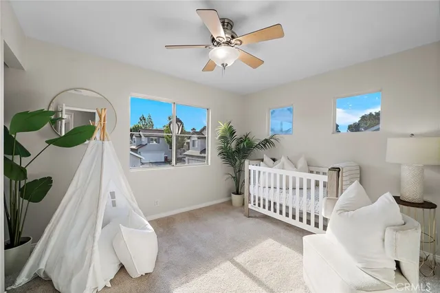 a view of livingroom with furniture and ceiling fan