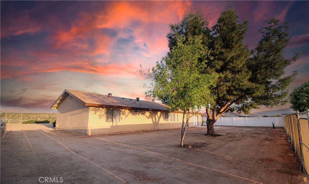 6736 Summit Valley Road Hesperia, CA 92345 - Photo 20 of 24 a view of outdoor space and yard