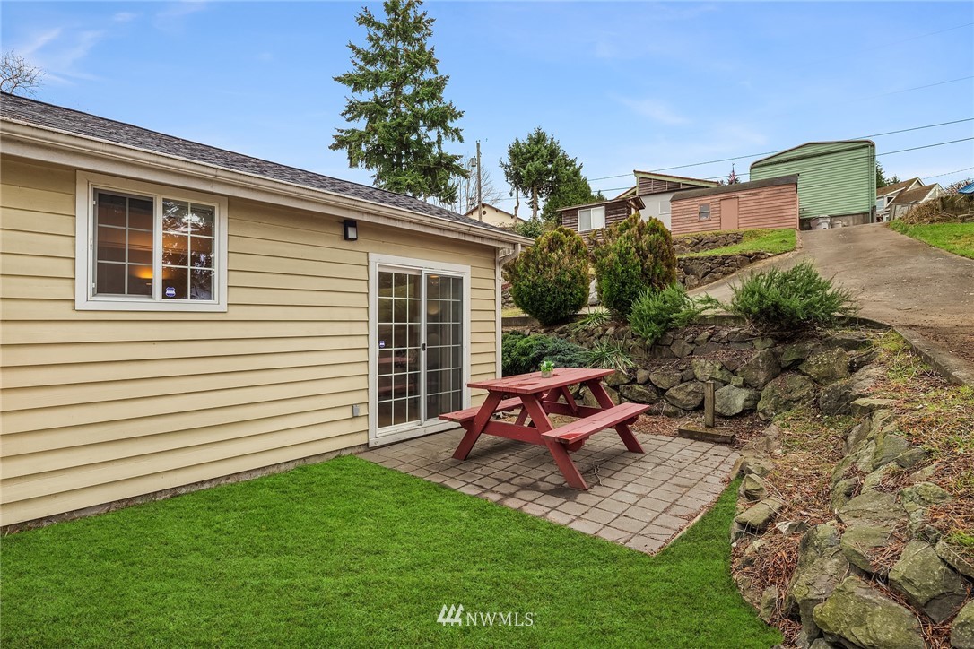 458 Grandey Way Northeast Renton, WA 98056 - Photo 15 of 18 a backyard of a house with table and chairs