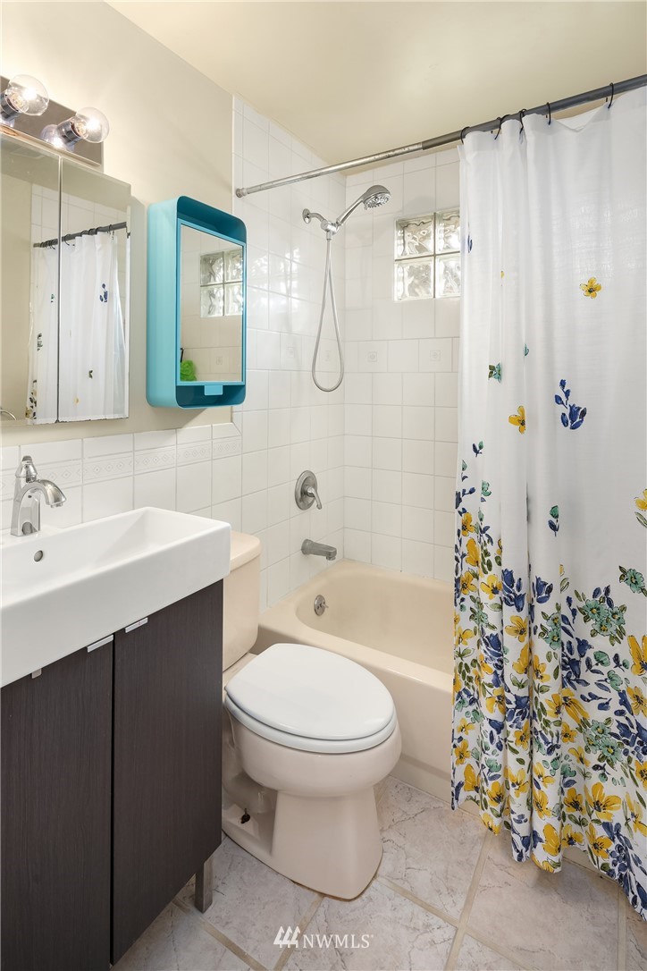 458 Grandey Way Northeast Renton, WA 98056 - Photo 9 of 18 a bathroom with a sink toilet and shower