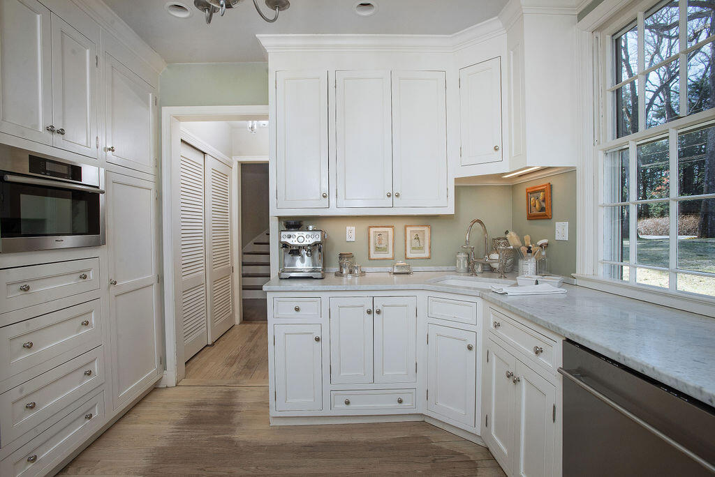 399 Laurel Road New Canaan, CT 06840 - Photo 14 of 37 399Laurel-29