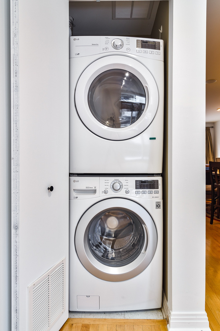 849 West Ohio Street, Unit 8 Chicago, IL 60642 - Photo 14 of 20 a utility room with dryer and washer