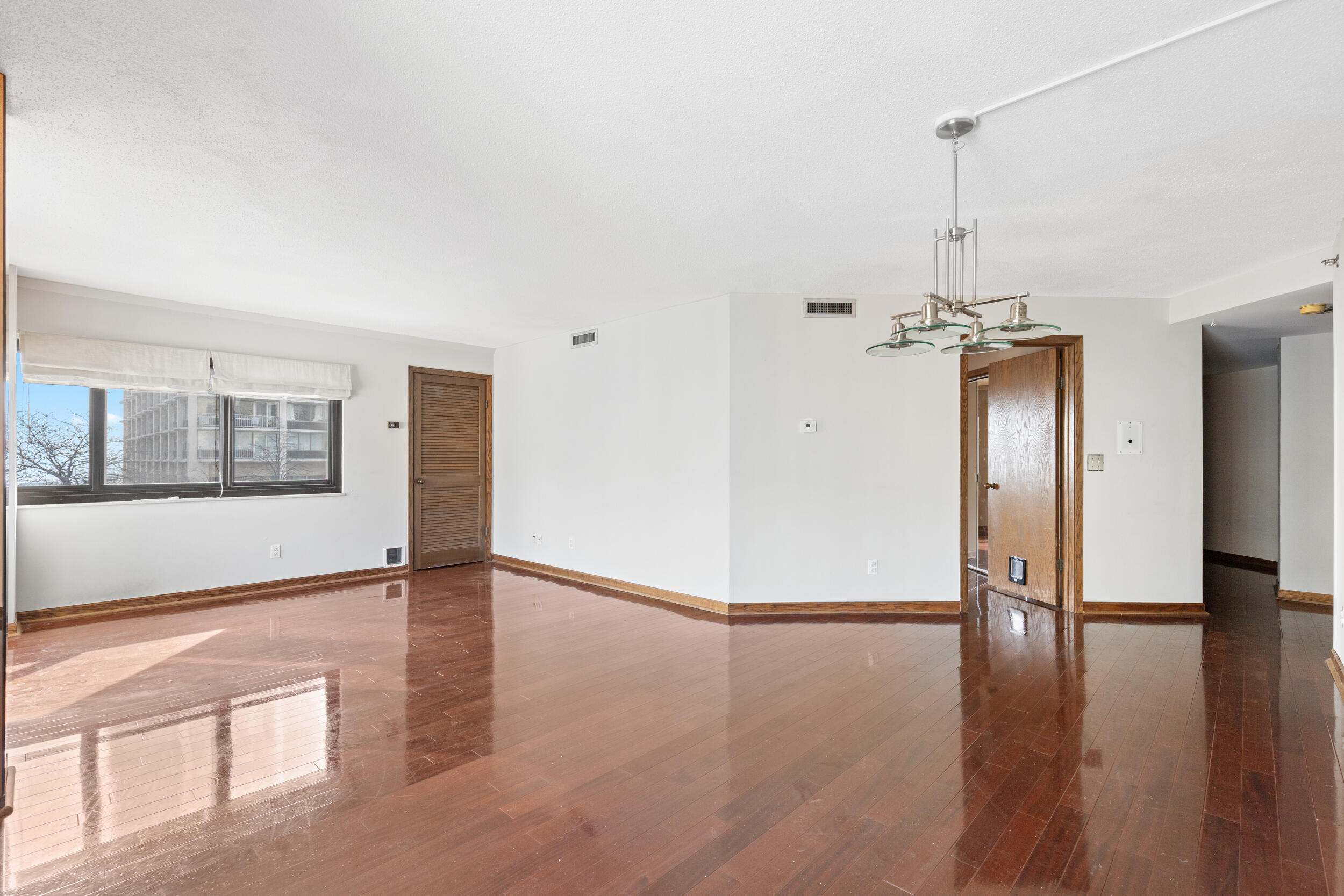 1633 North Prospect Avenue, Unit 3E Milwaukee, WI 53202 - Photo 2 of 22 Living Area