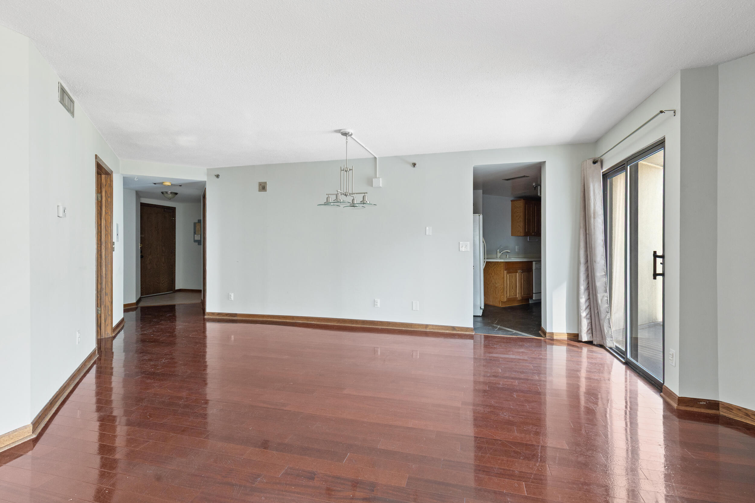 1633 North Prospect Avenue, Unit 3E Milwaukee, WI 53202 - Photo 3 of 22 Living Area