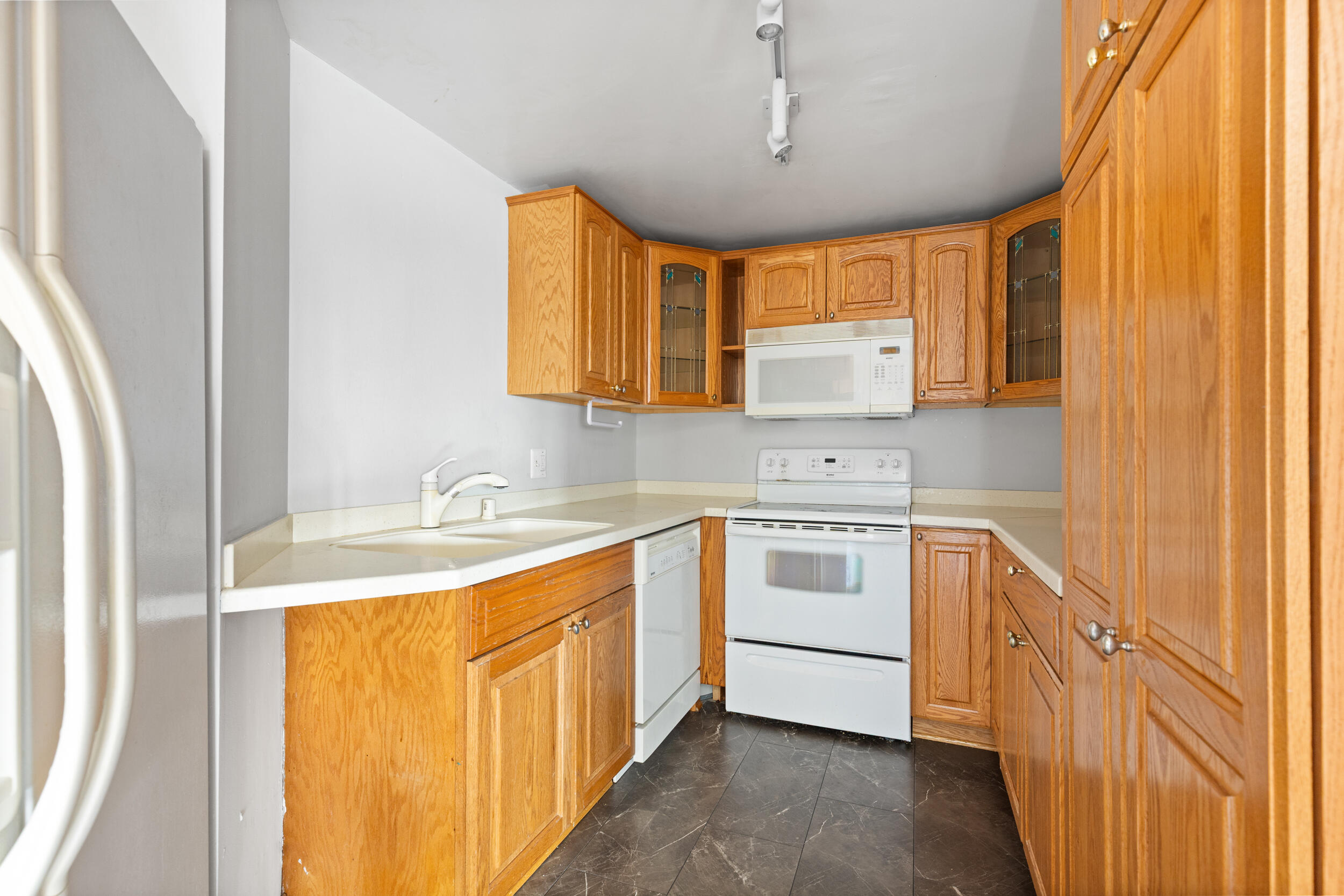 1633 North Prospect Avenue, Unit 3E Milwaukee, WI 53202 - Photo 5 of 22 Kitchen