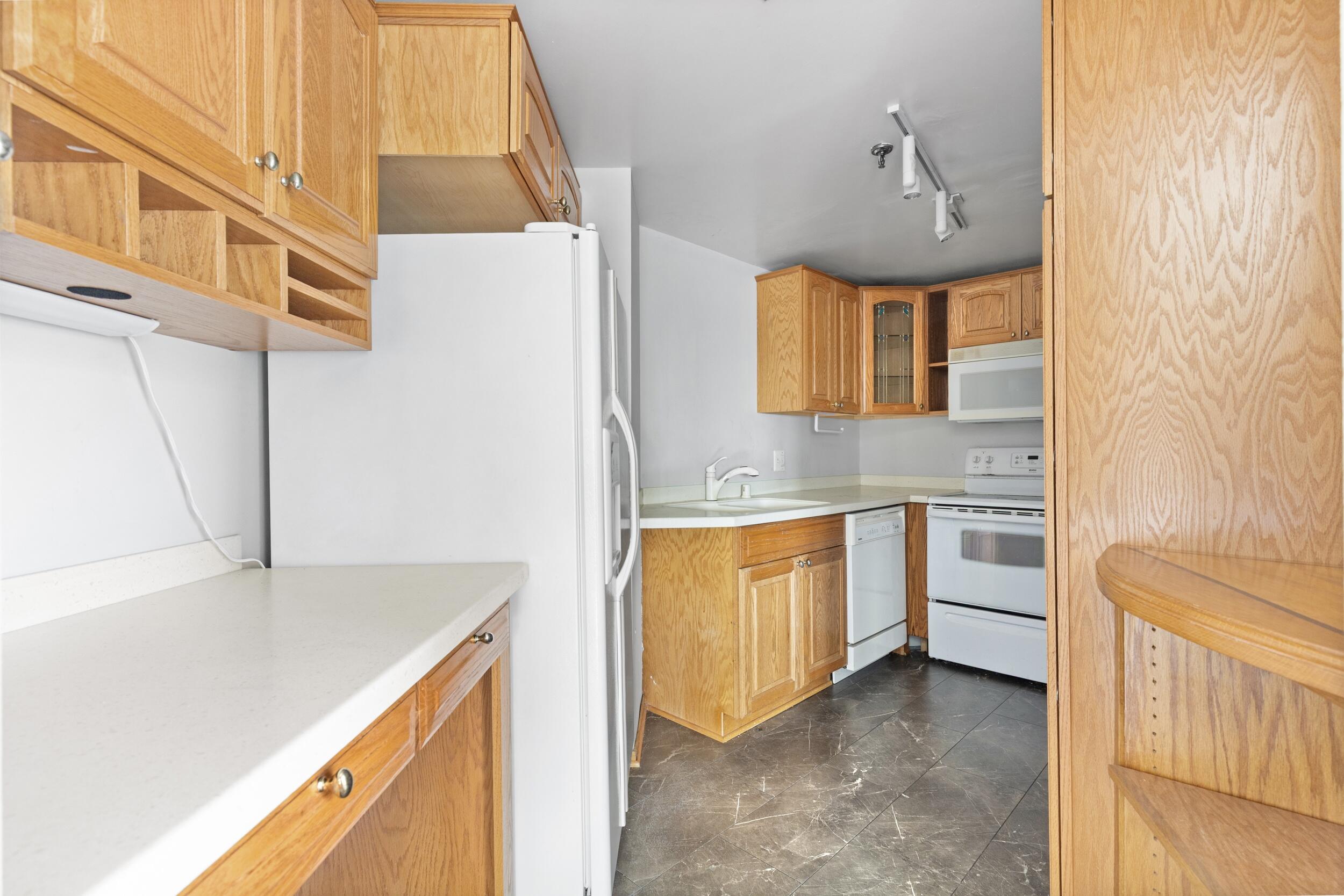 1633 North Prospect Avenue, Unit 3E Milwaukee, WI 53202 - Photo 6 of 22 Kitchen