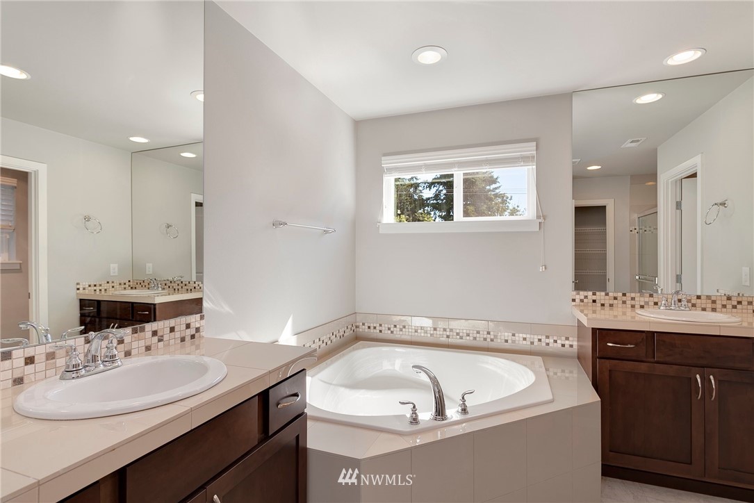 18504 115th Place Southeast Renton, WA 98055 - Photo 22 of 40 a bathroom with a tub sink and mirror
