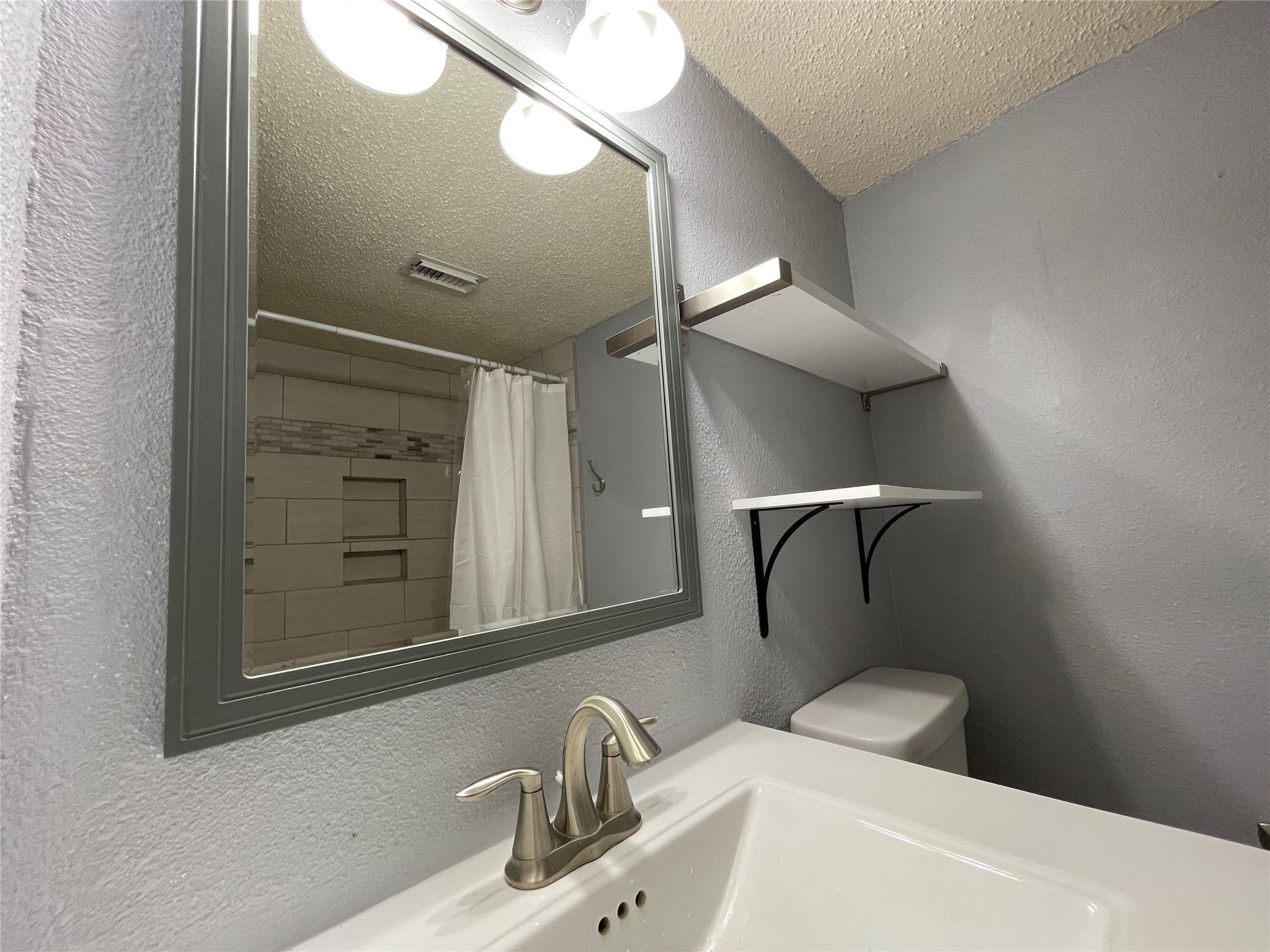 12900 Walden Road, Unit 216B Montgomery, TX 77356 - Photo 17 of 44 Secondary Bath