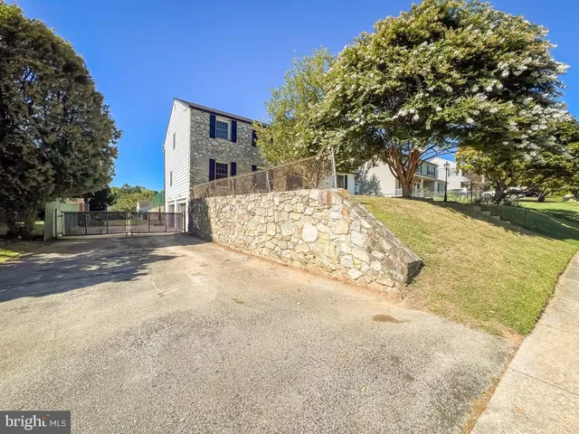 a view of back yard of the house