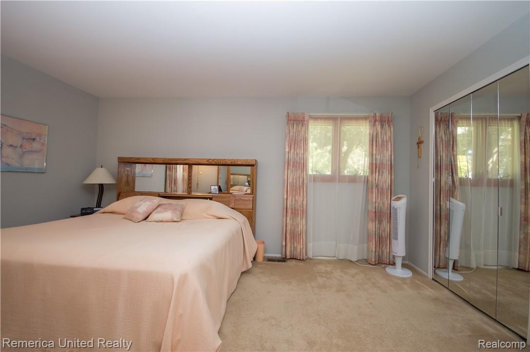 29678 High Valley Road Farmington, MI 48331 - Photo 17 of 28 Master bedroom
