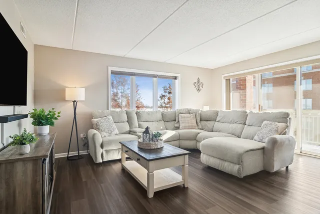 $375,000 | 390 Western Avenue, Unit 511, Des Plaines, IL 60016