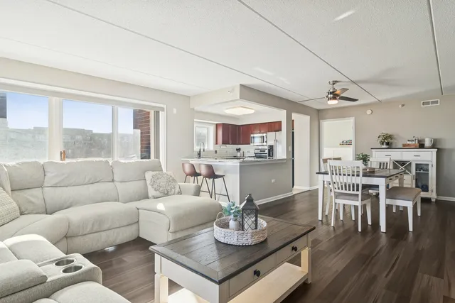 $375,000 | 390 Western Avenue, Unit 511, Des Plaines, IL 60016