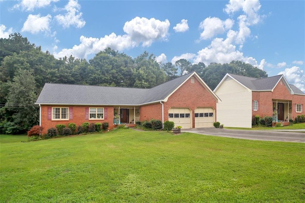 a view of a house with a yard