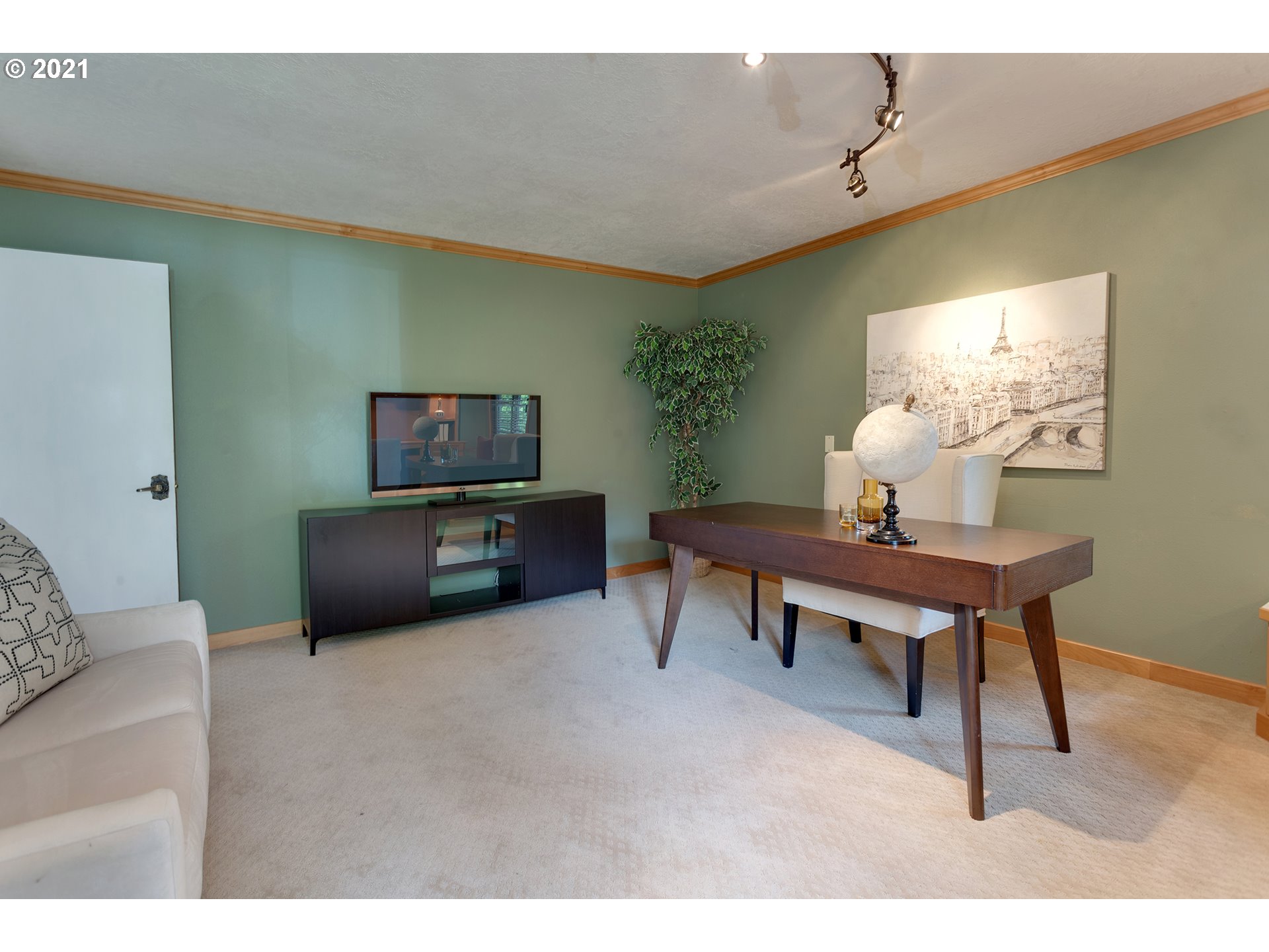 17439 Southwest Rivendell Drive Portland, OR 97224 - Photo 5 of 32 Gallery Image 5