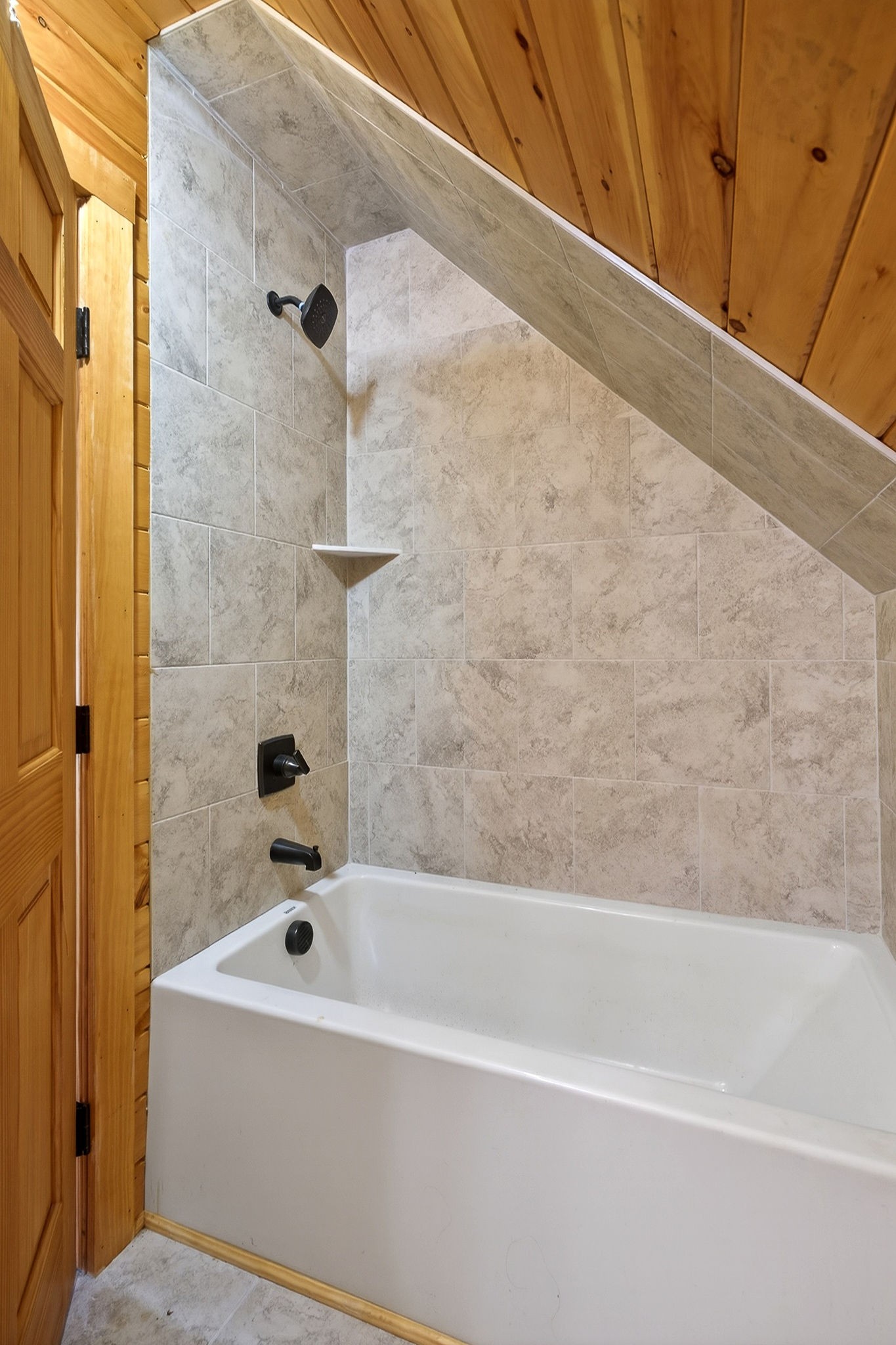 6425 Plateau Road Crossville, TN 38571 - Photo 22 of 42 a bathroom with a bathtub