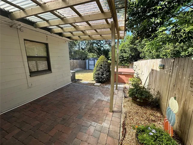 a view of a backyard