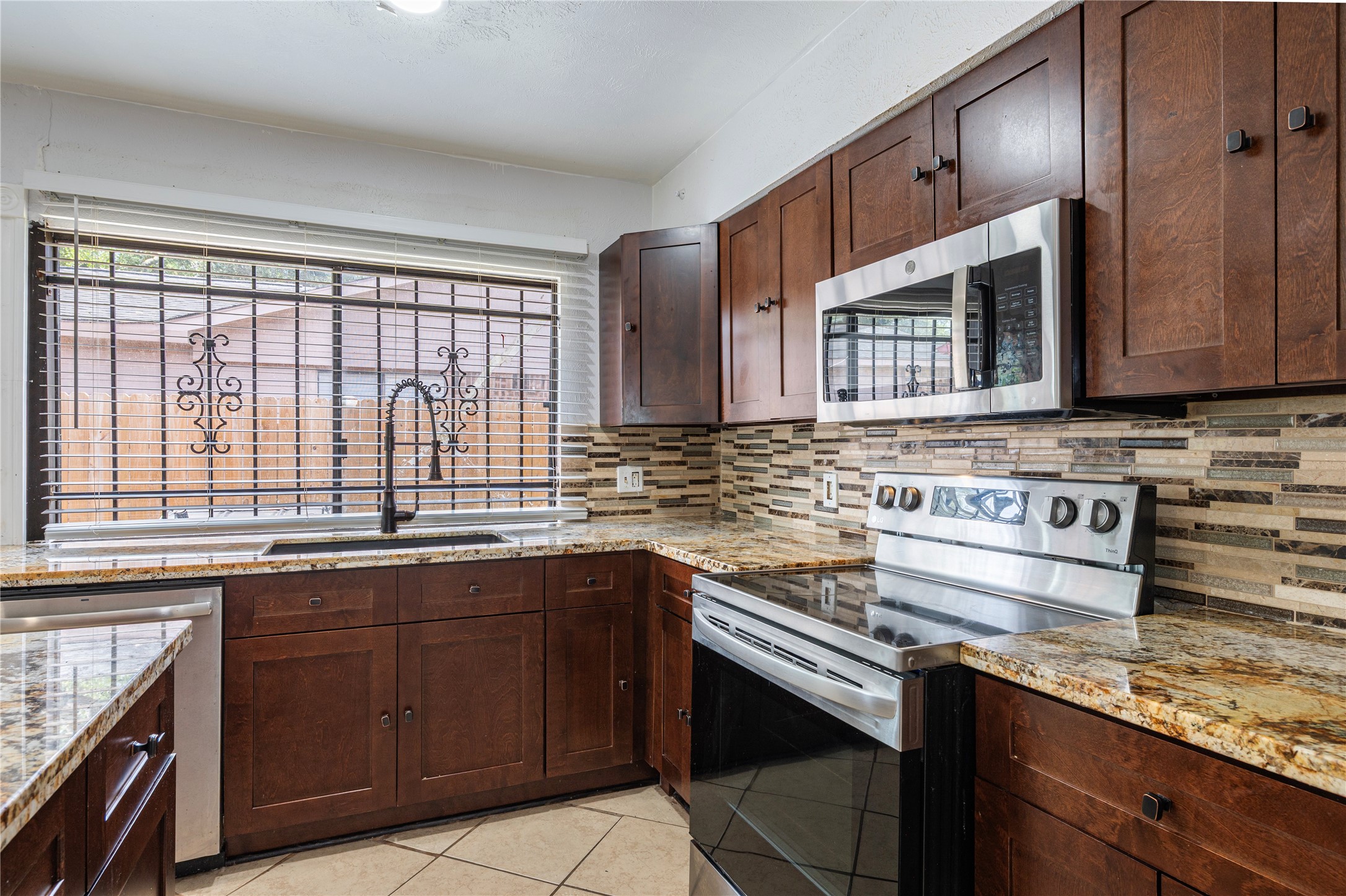 15722 Corsair Road Houston, TX 77053 - Photo 7 of 23 Gorgeous granite countertops
