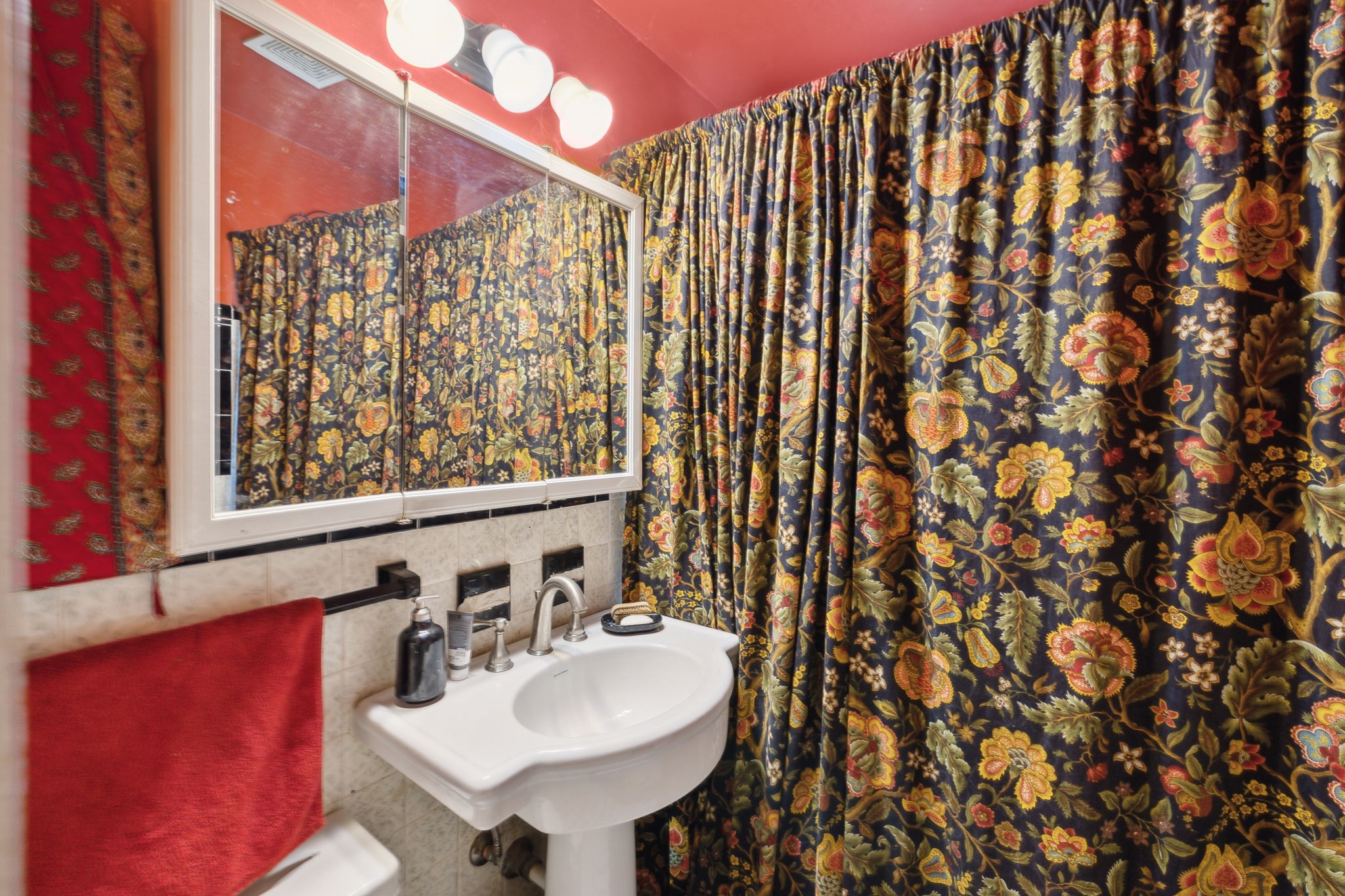 503 West 4th Avenue Springfield, TN 37172 - Photo 13 of 32 a bathroom with a sink and a mirror