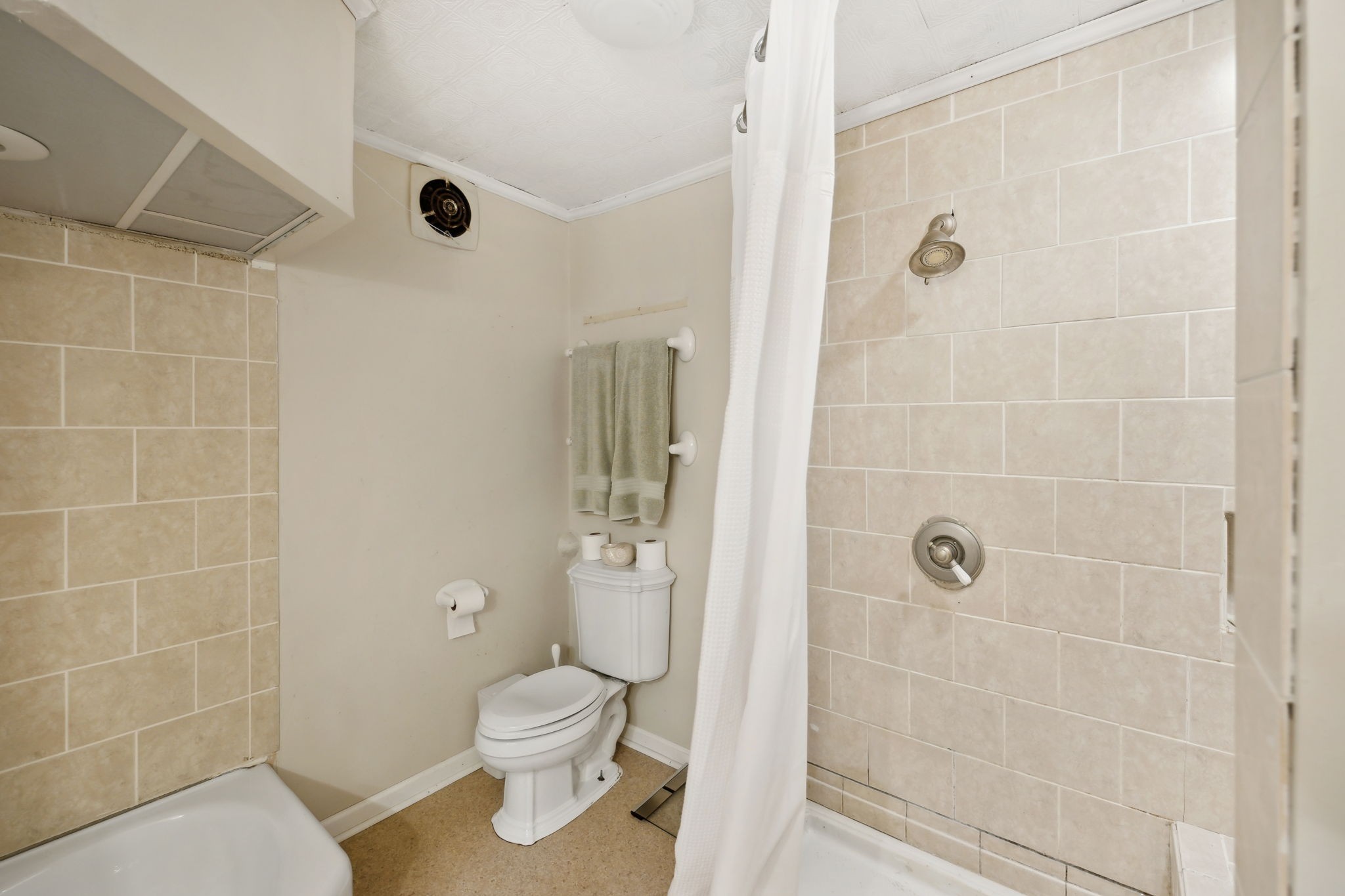 503 West 4th Avenue Springfield, TN 37172 - Photo 24 of 32 a bathroom with a toilet and shower