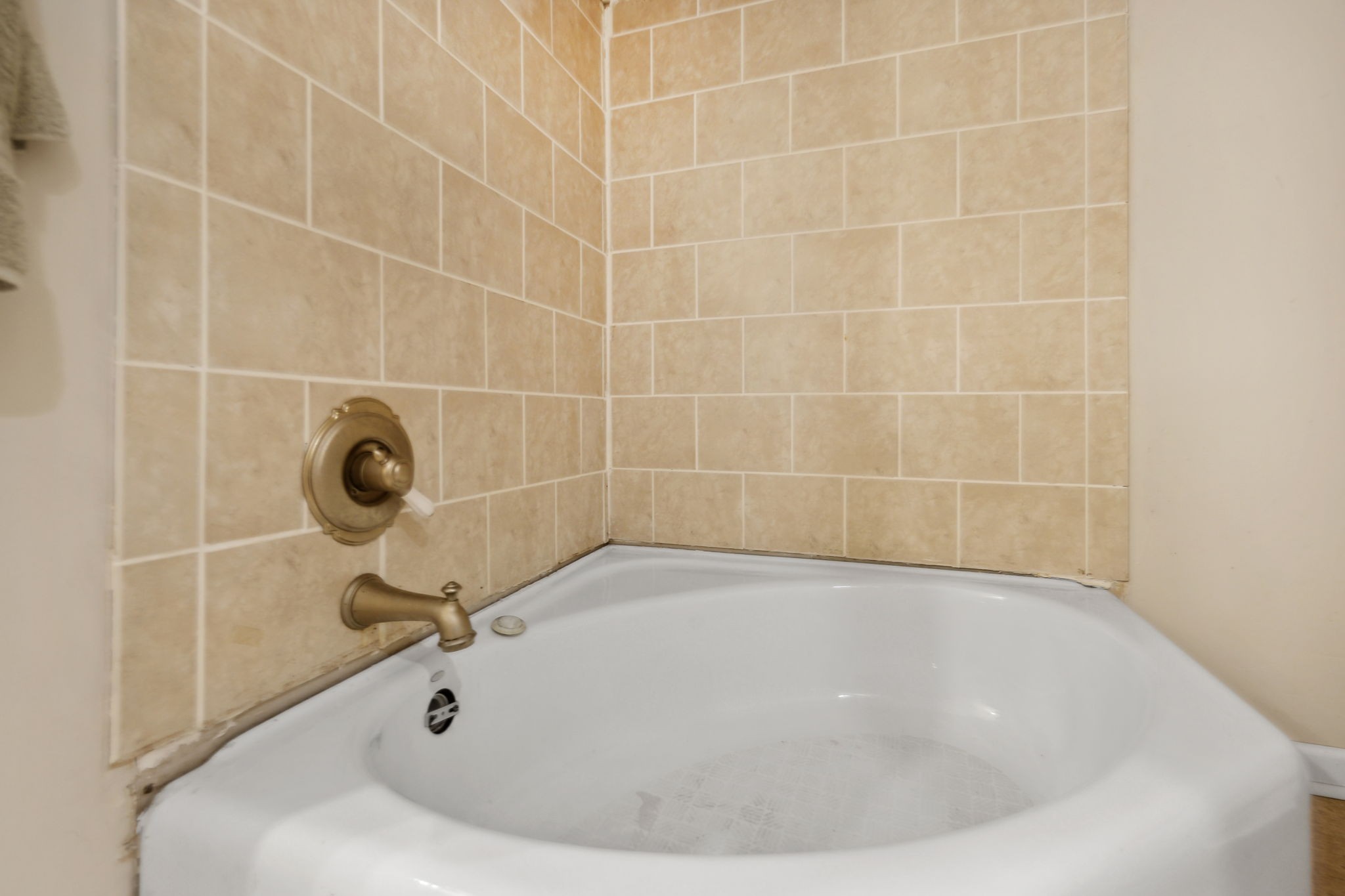 503 West 4th Avenue Springfield, TN 37172 - Photo 25 of 32 a bathroom with a tub