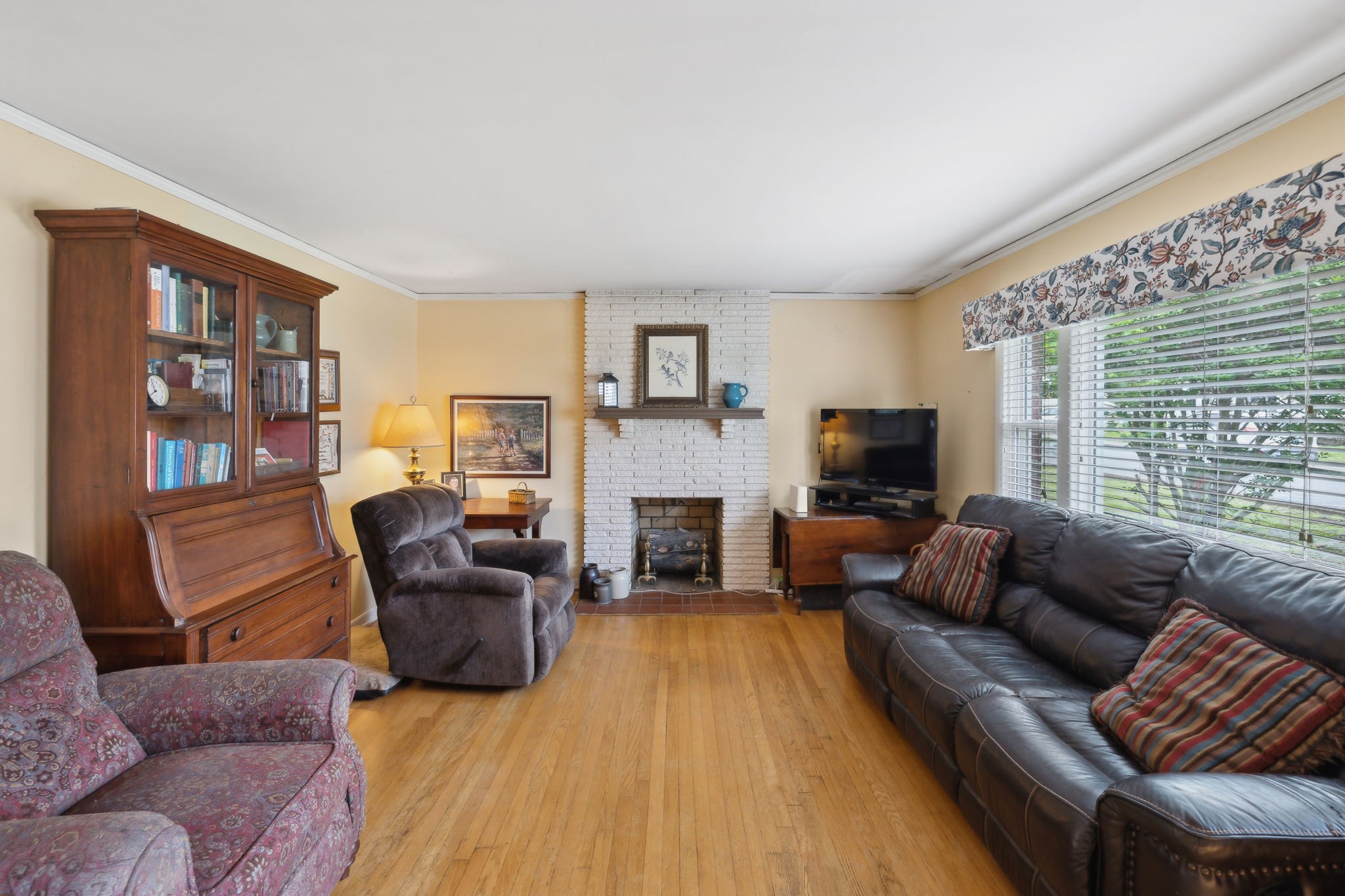 503 West 4th Avenue Springfield, TN 37172 - Photo 6 of 32 a living room with furniture a flat screen tv and a fireplace