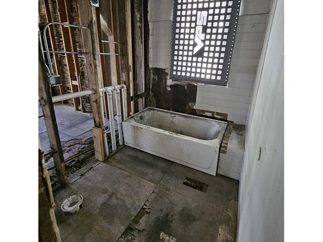 925 South Springfield Avenue Chicago, IL 60624 - Photo 12 of 14 a bathroom with a bathtub and a shower