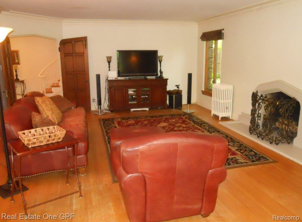 242 Merriweather Road Grosse Pointe, MI 48236 - Photo 8 of 23 5 582 living room