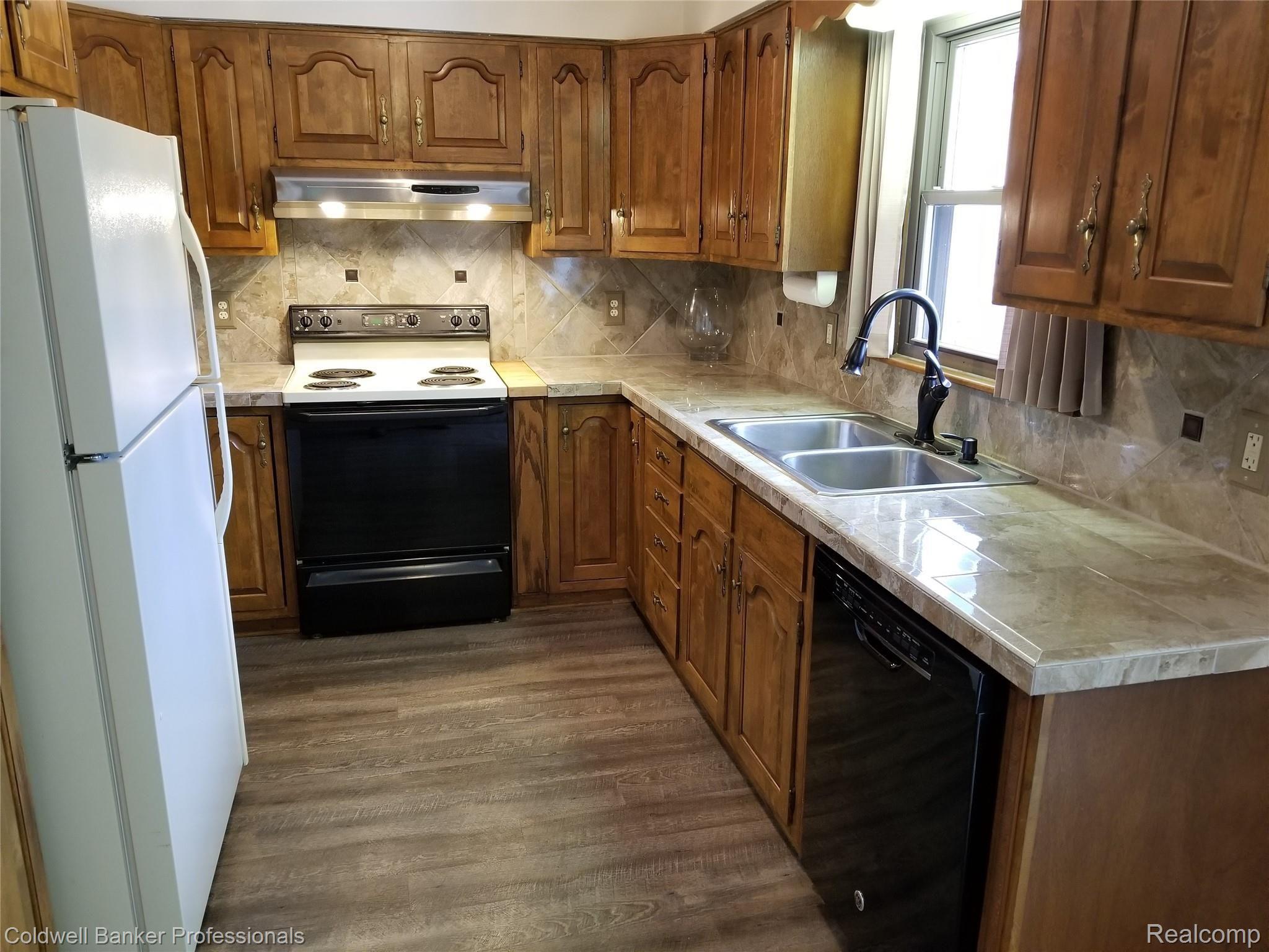 2040 Hasler Lake Road Lapeer, MI 48446 - Photo 22 of 38 Kitchen