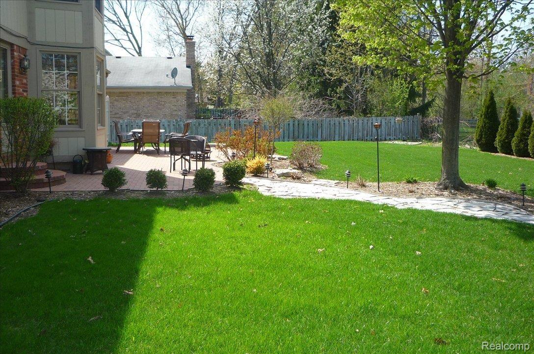 35310 Curtis Road Livonia, MI 48152 - Photo 10 of 11 Sunny Yard