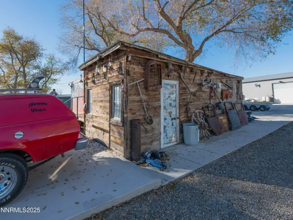 a view of back yard of the house