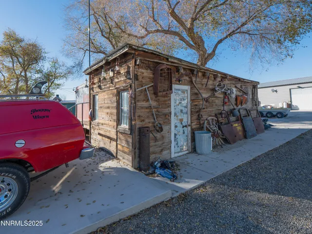 a view of back yard of the house