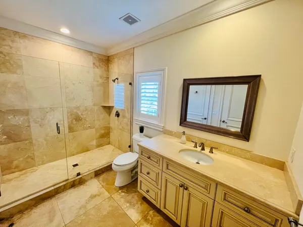 a view of a livingroom with furniture