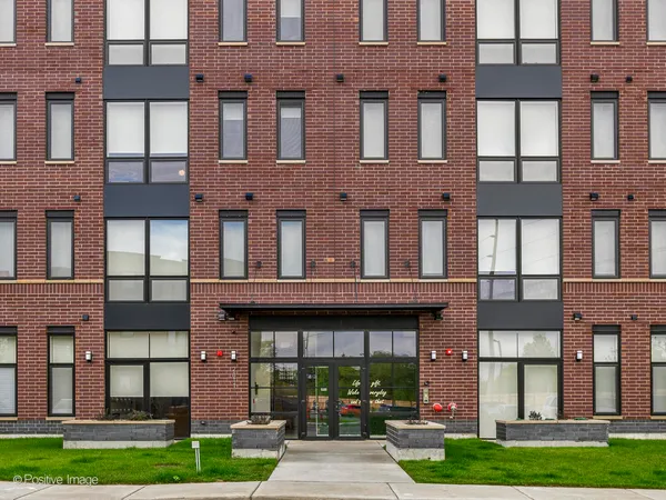 $2,600 | 2811 Thatcher Avenue, Unit 406, River Grove, IL 60171