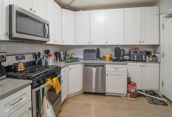 $3,000 | 3656 West Eddy Street, Unit 1, Chicago, IL 60618
