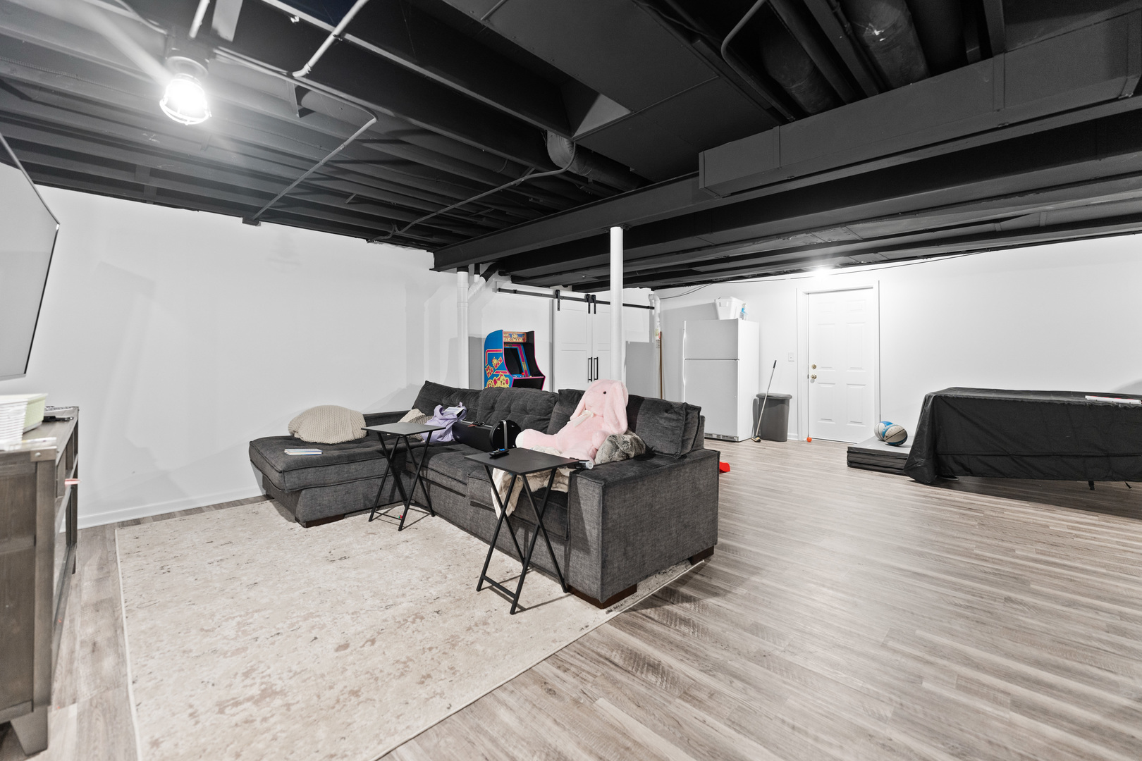 560 Renee Court Geneva, IL 60134 - Photo 37 of 50 a living room with furniture