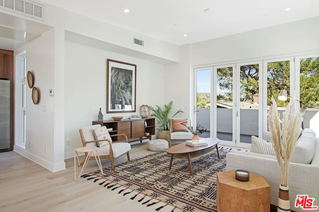 855 Hyperion Avenue Los Angeles, CA 90029 - Photo 2 of 30