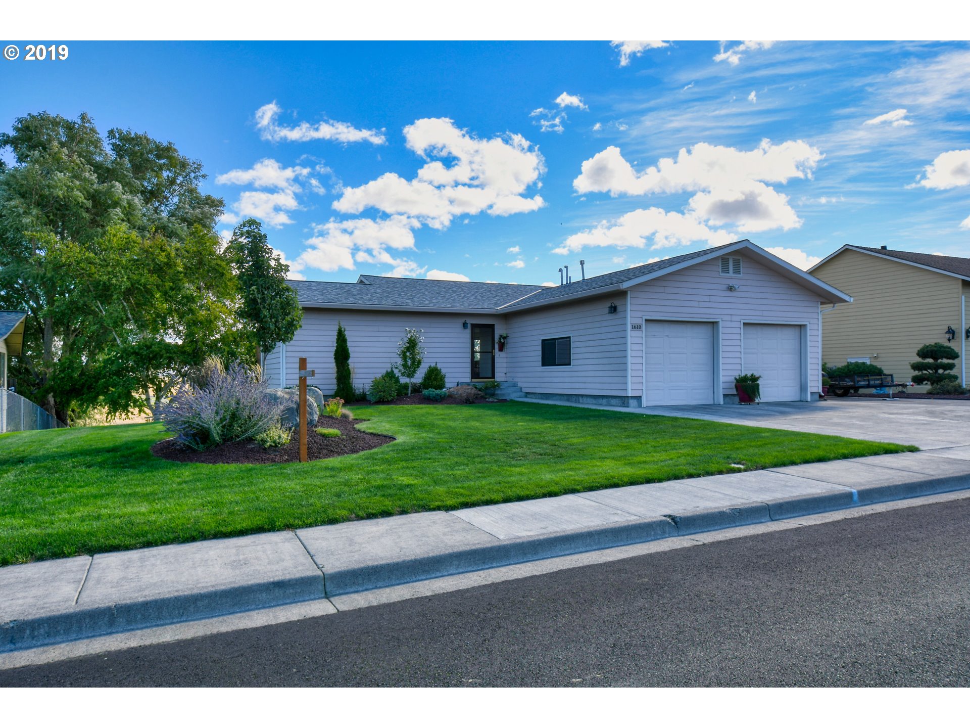 a view of a house with a yard