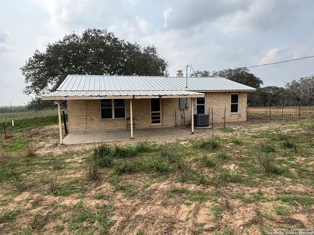 $1,700 | 74 North Las Gallinas, Pleasanton, TX 78064